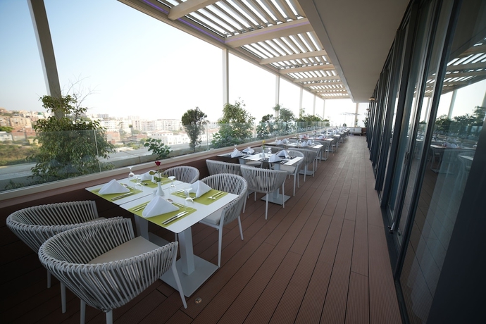 Imagen del bar/restaurante del Hotel Kyriad Prestige Le Patio. Foto 3