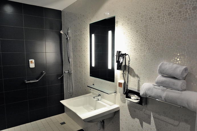 Imagen de la habitación del Hotel Kyriad Prestige Perpignan Centre Del Mon. Foto 3