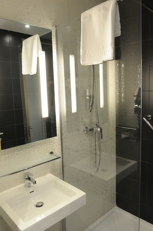 Imagen de la habitación del Hotel Kyriad Prestige Perpignan Centre Del Mon. Foto 5