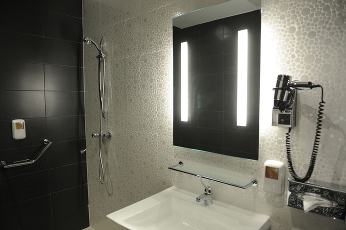 Imagen de la habitación del Hotel Kyriad Prestige Perpignan Centre Del Mon. Foto 6