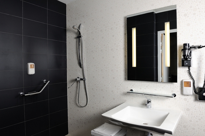 Imagen de la habitación del Hotel Kyriad Prestige Perpignan Centre Del Mon. Foto 13