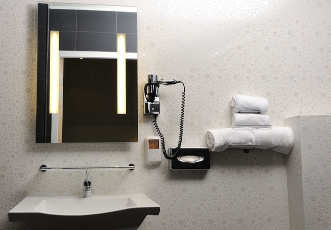 Imagen de la habitación del Hotel Kyriad Prestige Perpignan Centre Del Mon. Foto 14