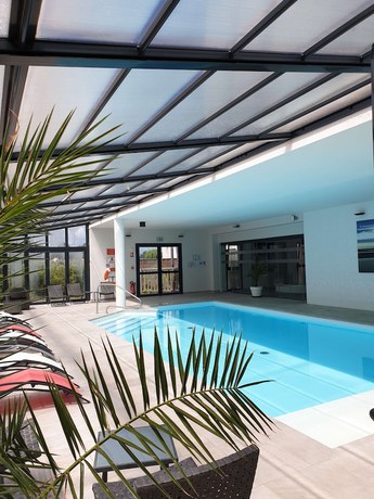 Imagen de la piscina del Hotel Kyriad Prestige Residence and Spa Cabourg - Dives-sur-mer. Foto 16