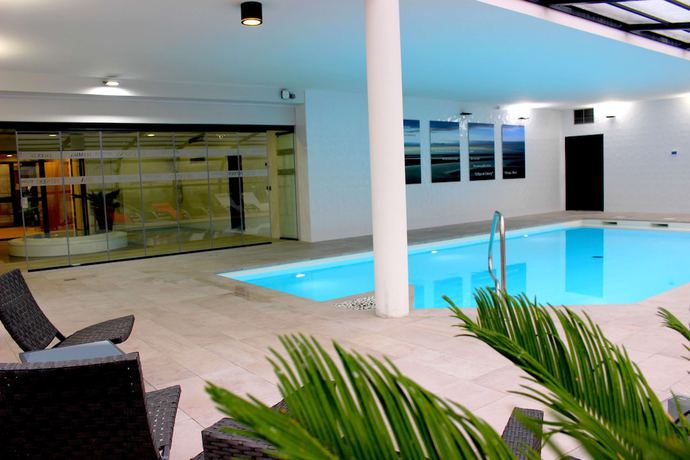 Imagen de la piscina del Hotel Kyriad Prestige Residence and Spa Cabourg - Dives-sur-mer. Foto 18