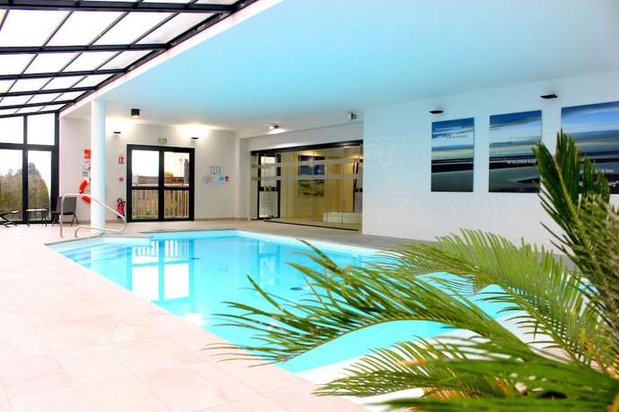 Imagen de la piscina del Hotel Kyriad Prestige Residence and Spa Cabourg - Dives-sur-mer. Foto 19