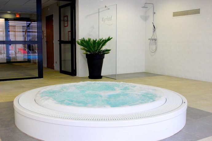 Imagen de la piscina del Hotel Kyriad Prestige Residence and Spa Cabourg - Dives-sur-mer. Foto 20