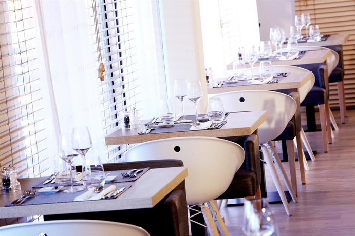 Imagen del bar/restaurante del Hotel Kyriad Prestige Vannes Centre - Palais Des Arts. Foto 5