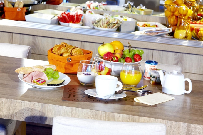 Imagen del bar/restaurante del Hotel Kyriad Prestige Vannes Centre - Palais Des Arts. Foto 6