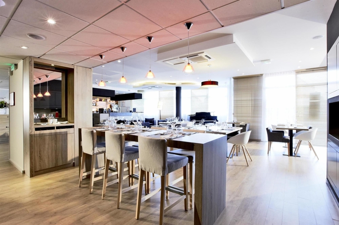 Imagen del bar/restaurante del Hotel Kyriad Prestige Vannes Centre - Palais Des Arts. Foto 7