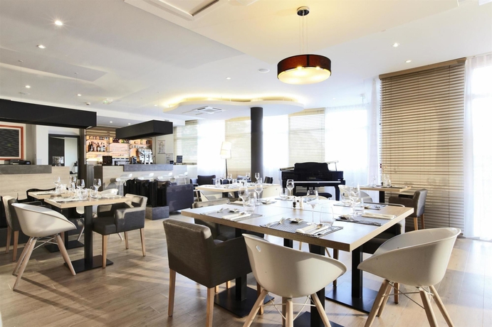 Imagen del bar/restaurante del Hotel Kyriad Prestige Vannes Centre - Palais Des Arts. Foto 8