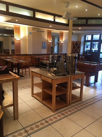 Imagen del bar/restaurante del Hotel Kyriad Rodez. Foto 2