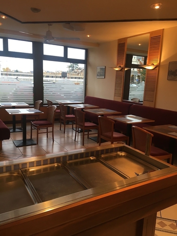 Imagen del bar/restaurante del Hotel Kyriad Rodez. Foto 4