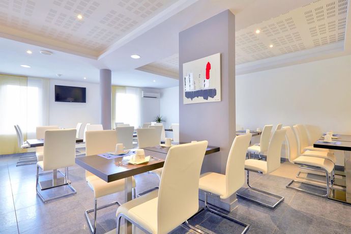 Imagen del bar/restaurante del Hotel Kyriad Saint Chely D'apcher - Aire De La Loz&egrave;re. Foto 3