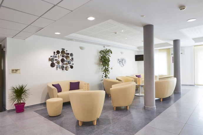 Imagen de los interiores del Hotel Kyriad Saint Chely D'apcher - Aire De La Loz&egrave;re. Foto 12