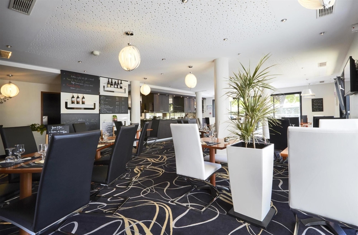 Imagen del bar/restaurante del Hotel Kyriad Saint Quentin En Yvelines - Montigny. Foto 3