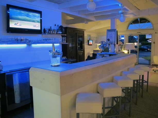 Imagen del bar/restaurante del Hotel Kyriad Saintes. Foto 2