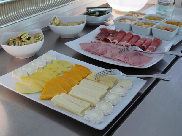 Imagen del bar/restaurante del Hotel Kyriad Saintes. Foto 3