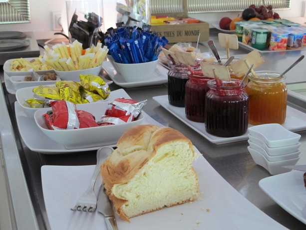 Imagen del bar/restaurante del Hotel Kyriad Saintes. Foto 4