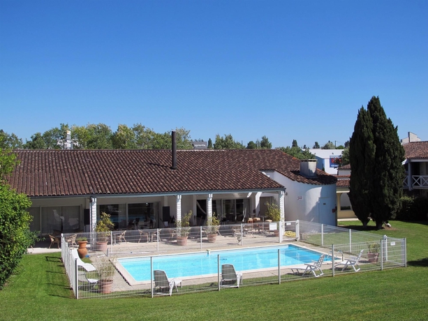 Imagen de la piscina del Hotel Kyriad Saintes. Foto 13