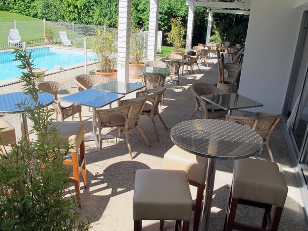 Imagen de la piscina del Hotel Kyriad Saintes. Foto 14