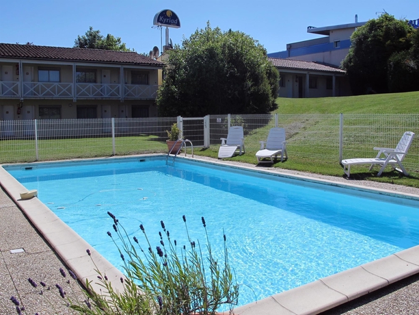 Imagen de la piscina del Hotel Kyriad Saintes. Foto 15