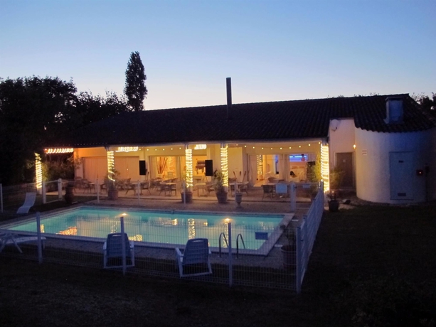 Imagen de la piscina del Hotel Kyriad Saintes. Foto 16