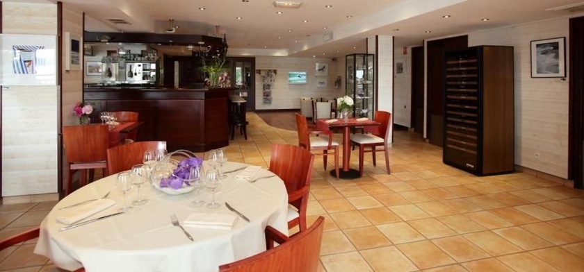 Imagen del bar/restaurante del Hotel Kyriad Saint-malo Ouest-dinard. Foto 4