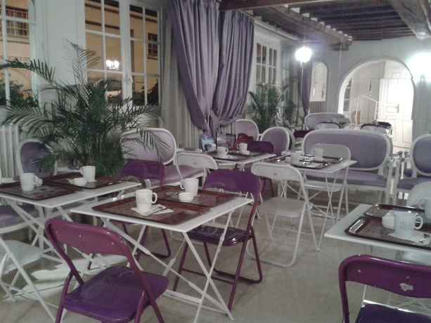 Imagen del bar/restaurante del Hotel Kyriad Saumur. Foto 2