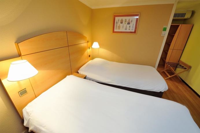 Imagen de la habitación del Hotel Kyriad Sedan. Foto 11