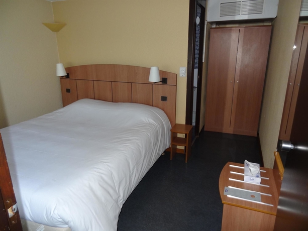 Imagen de la habitación del Hotel Kyriad Tarbes Odos. Foto 3