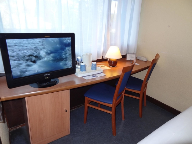 Imagen de la habitación del Hotel Kyriad Tarbes Odos. Foto 5