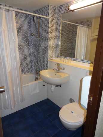 Imagen de la habitación del Hotel Kyriad Tarbes Odos. Foto 6