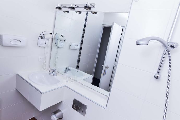 Imagen de la habitación del Hotel Kyriad Toulon - Hyeres - La Garde. Foto 11