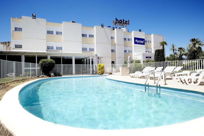 Imagen de la piscina del Hotel Kyriad Toulon - Hyeres - La Garde. Foto 20