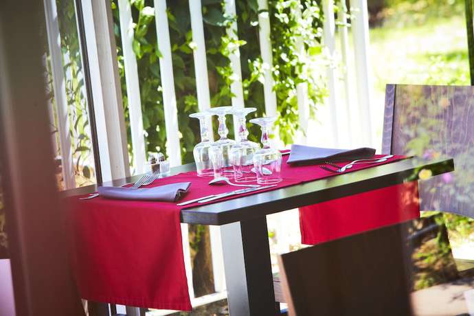 Imagen del bar/restaurante del Hotel Kyriad Toulon - Hyeres - La Garde. Foto 2