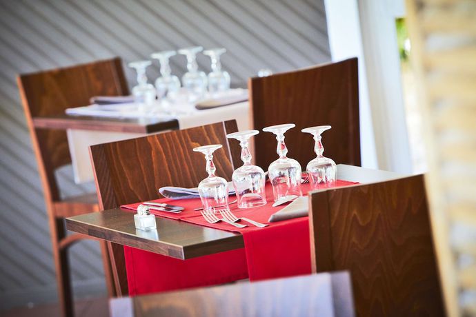 Imagen del bar/restaurante del Hotel Kyriad Toulon - Hyeres - La Garde. Foto 3