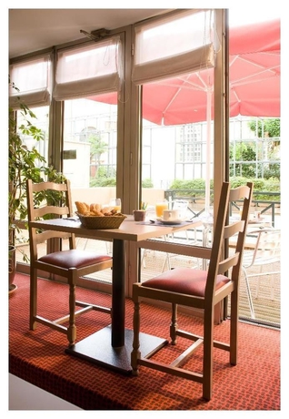 Imagen del bar/restaurante del Hotel Kyriad Villefranche Sur Saone. Foto 9