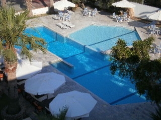 Imagen de la piscina del Hotel Kyriakos Klonos. Foto 11