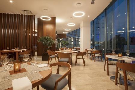 Imagen del bar/restaurante del Hotel Kyrstal Grand Cancun. Foto 4