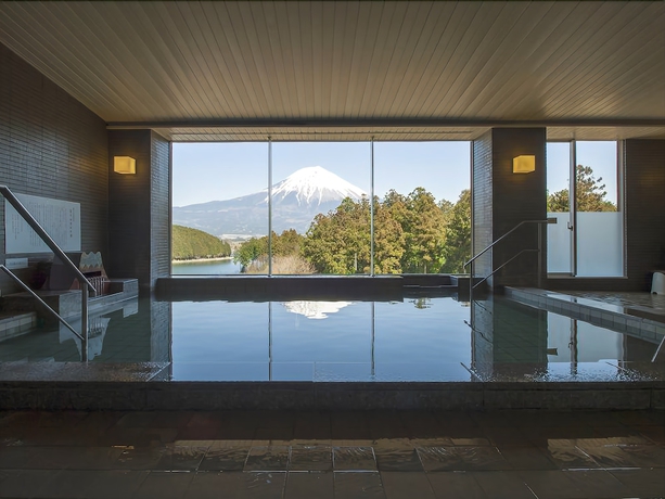 Imagen de la piscina del Hotel Kyukamura Fuji. Foto 15
