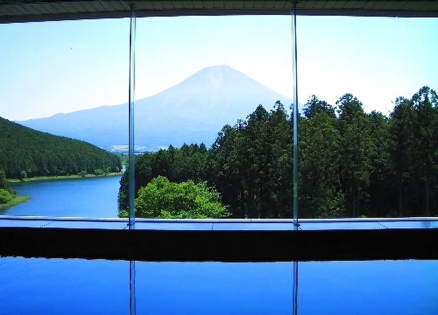 Imagen de la piscina del Hotel Kyukamura Fuji. Foto 17