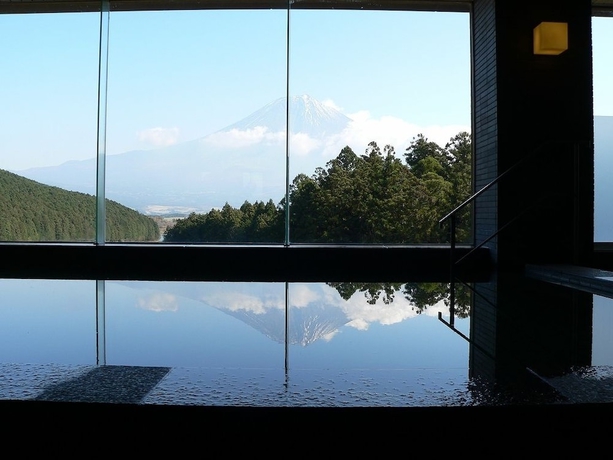 Imagen de la piscina del Hotel Kyukamura Fuji. Foto 18