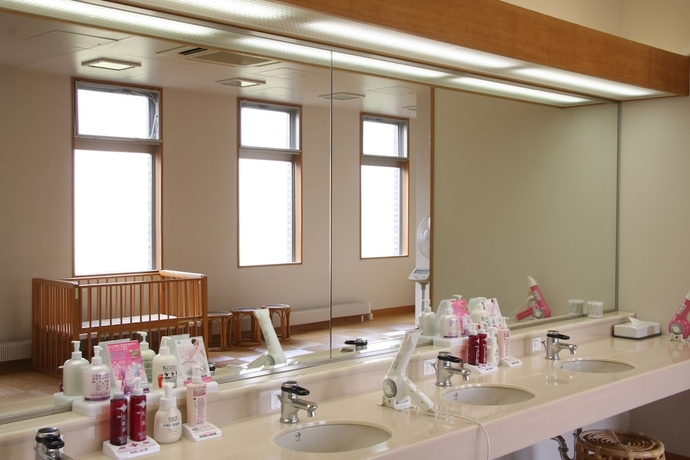 Imagen de la piscina del Hotel Kyukamura Ura-Bandai. Foto 13