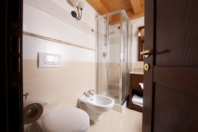 Imagen de la habitación del Hotel L' Aiglon. Foto 10