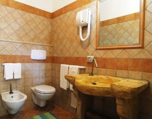 Imagen de la habitación del Hotel L' Arcobaleno Resort. Foto 10