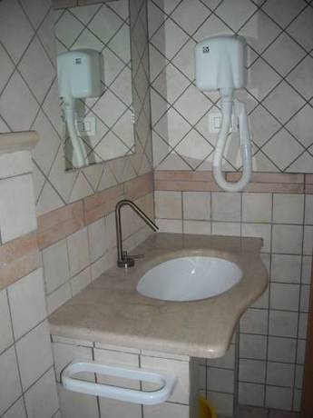 Imagen de la habitación del Hotel L' Arcobaleno Resort. Foto 12