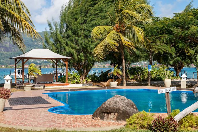 Imagen de la piscina del Hotel L Habitation Cerf. Foto 17
