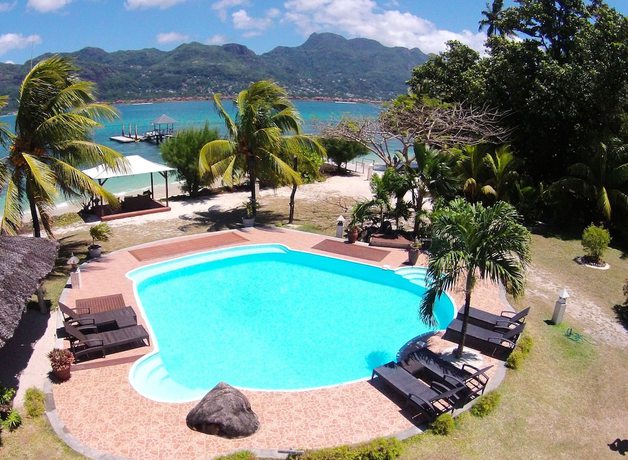 Imagen de la piscina del Hotel L Habitation Cerf. Foto 18