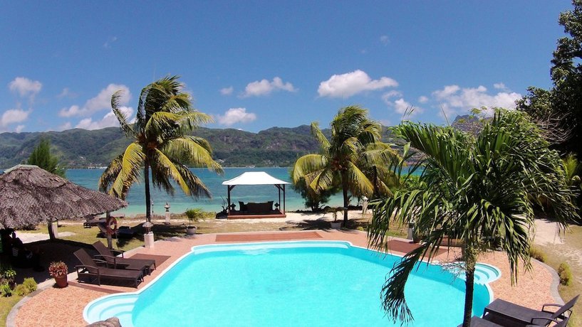 Imagen de la piscina del Hotel L Habitation Cerf. Foto 19