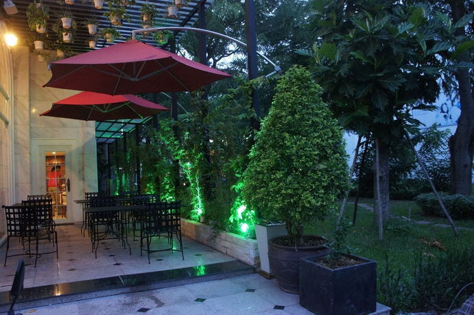 Imagen de los exteriores del Hotel L Odeon Phu My Hung. Foto 12